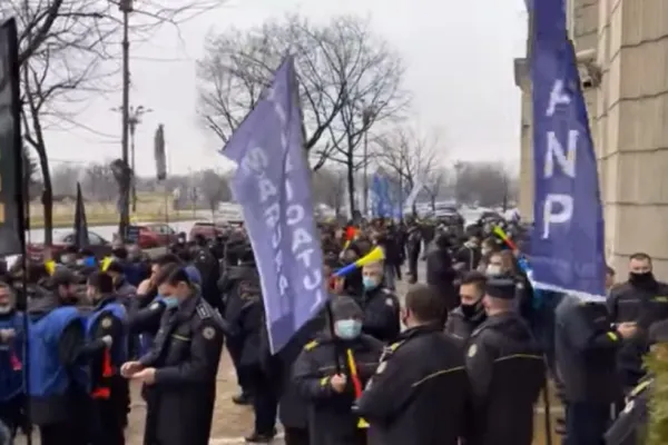 Protestatarii se duc la guvern. Sindicatele din poliție și penitenciare își vor prezenta revendicările direct la Palatul Victoria