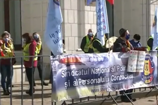 Înghețarea pensiilor și tăierea sporurilor scot oamenii în stradă. Sindicaliștii de la ”Cartel Alfa” pichetează sediul Ministerului Finanțelor