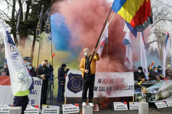 ÎMBRÂNCELI și FUMIGENE la protestul polițiștilor din fața Palatului Cotroceni. Oamenii legii cer, de urgență, o întâlnire cu Klaus Iohannis