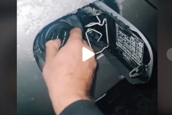 VIDEO – Trucul pe care cei mai mulți șoferi nu-l știu – Cum se alimentează corect mașină cu combustibil, fără să te murdărești