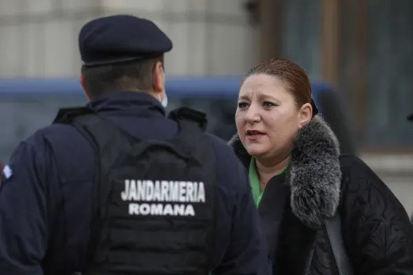 FOTO-VIDEO Diana Șoșoacă, la protest față de desființarea Secției Speciale. CE le transmite celor din AUR după excludere