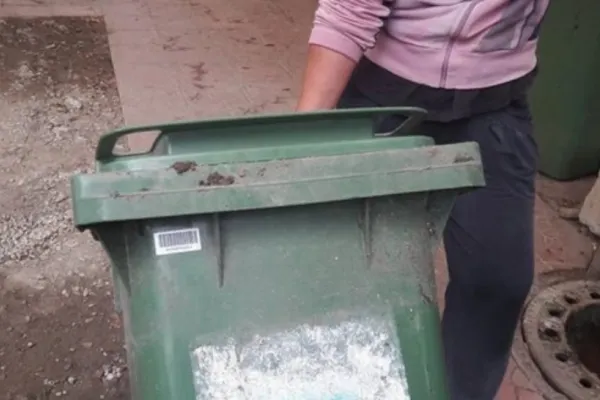 Pubelă de gunoi, transformată în instrument de furt. Cum l-au prins polițiștii din Galați pe un hoț cu prea multă imaginație