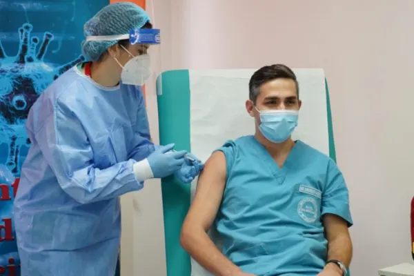 STUDIU. Aproape jumătate dintre angajații din sănătate nevaccinați ezită să o facă