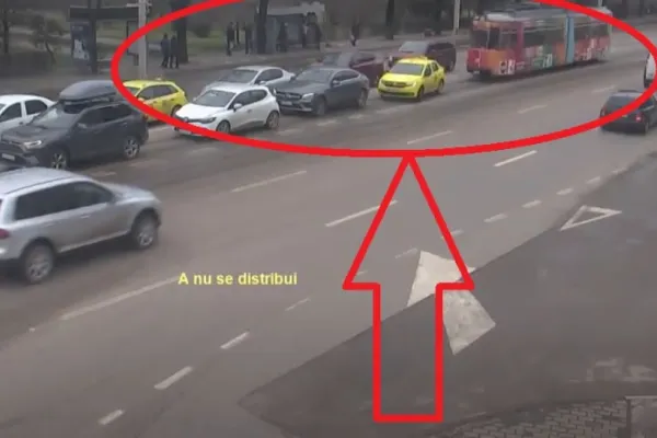 VIDEO Accident în LANȚ cu un tramvai și 6 mașini în Iași: O persoană, rănită