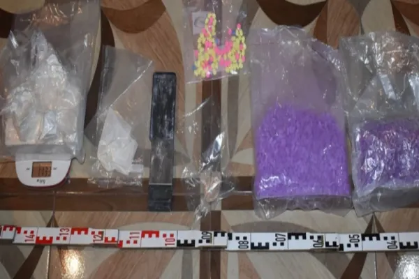 Captură record a polițiștilor brașoveni! Oamenii legii au ridicat aproape 4.000 de pastile de ecstasy și peste un kilogram de cocaină