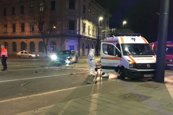 Ambulanţă implicată într-un accident în Cluj! Un cadru medical şi un bărbat au fost răniţi