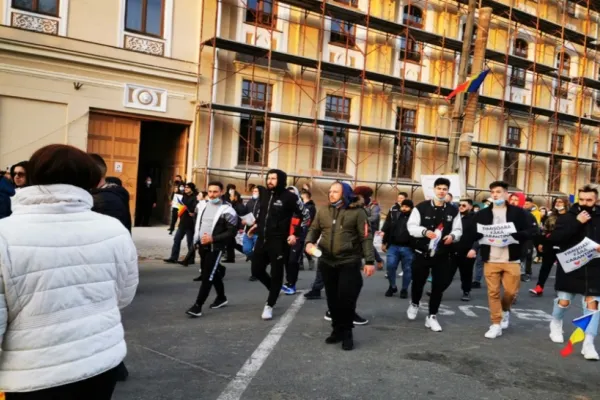 Proteste anti-restricții în Timișoara, oraș aflat în carantină - Imagini
