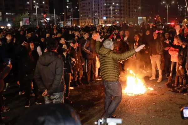 Proteste anti-restricții. Regulile în pandemie, SFIDATE de mii de români - Tensiuni în Piața Victoriei: măști ARSE, petarde și sticle aruncate - VIDEO