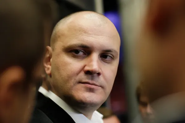 Televiziunea fugarului Ghiță lansează un atac la adresa lui Călin Georgescu, înainte ca acesta să vină la „Culisele Statului Paralel”, cu Anca Alexandrescu