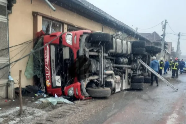 Accident grav, în jud. Brașov: șofer de TIR, impact violent cu zidul unei case - o victimă. Bărbatul era BEAT - GALERIE FOTO