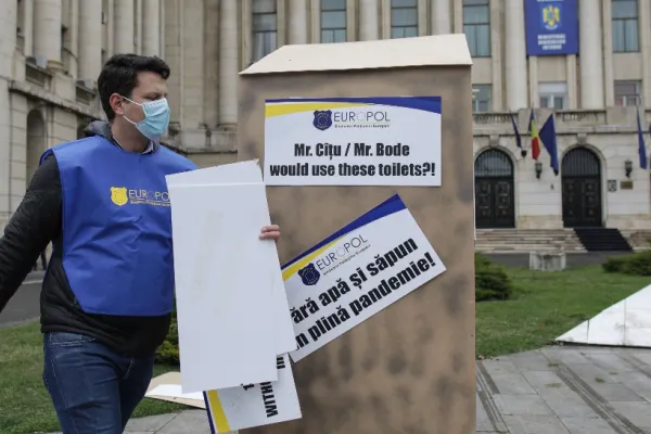Protest cu TOALETE de țară în fața Ministerului de Interne. Semnalul de alarmă tras de polițiști - De ce au recurs la varianta inedită de manifestare
