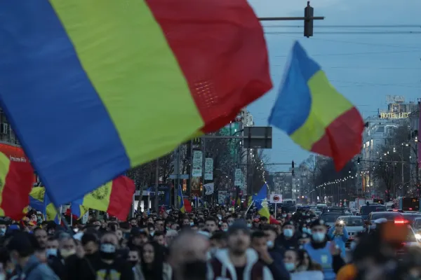 A cincea zi de PROTESTE în Capitală: Peste 100 de persoane, fără mască sau distanțare, au cerut, pașnic, ELIMINAREA restricțiilor - VIDEO