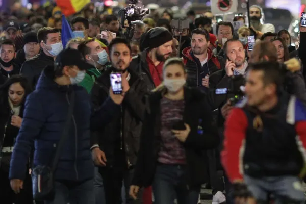 A treia seară de proteste neautorizate în Capitală: manifestanți săltați de poliție și duși la secție - incidente fără precedent