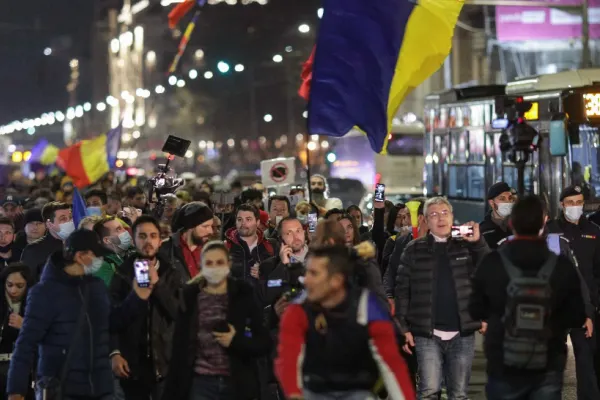 A șasea zi de PROTESTE în Capitală s-a încheiat după două ore - Oamenii nemulțumiți de restricțiile impuse de autorități anunță manifestații pentru sâmbătă