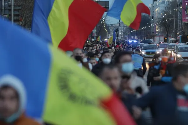Bărbatul care a lovit un jandarm în timpul protestelor din Capitală, plasat în arest la domiciliu