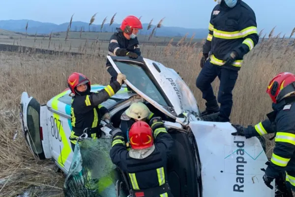 Accident rutier în Prahova. Trei persoane, printre care și un copil de 3 ani, transportate la spital