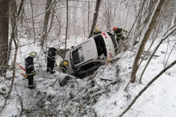 Zăpada le dă bătăi de cap șoferilor! Accident SPECTACULOS la ieșirea din Moreni - O mașină a derapat și s-a răsturnat în pădure