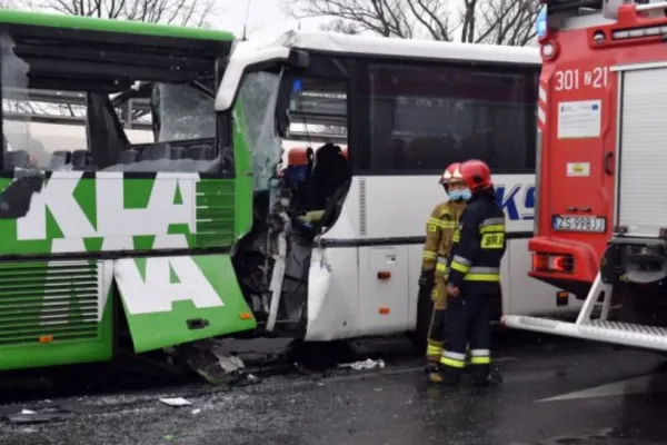 Accident rutier grav - Peste 20 de oameni au fost răniți după ciocnirea VIOLENTĂ între două autobuze - IMAGINI șocante