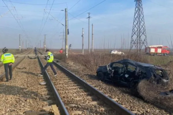 Accident CUMPLIT în Vrancea după ce o mașină a fost lovită de tren - Un bărbat a murit, iar fiica sa, de 10 ani, a fost rănită grav
