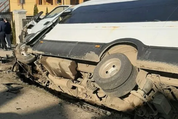 Accident grav - Două microbuze s-au ciocnit - 15 persoane implicate - A fost activat planul roșu de intervenție