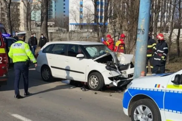 Accident grav în staţiunea Mamaia. Unui șofer i s-a făcut rău la volan și a intrat cu mașina într-un stâlp