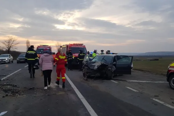 FOTO Accident grav - Un microbuz care transporta muncitori s-a ciocnit violent cu un alt autoturism - 11 victime