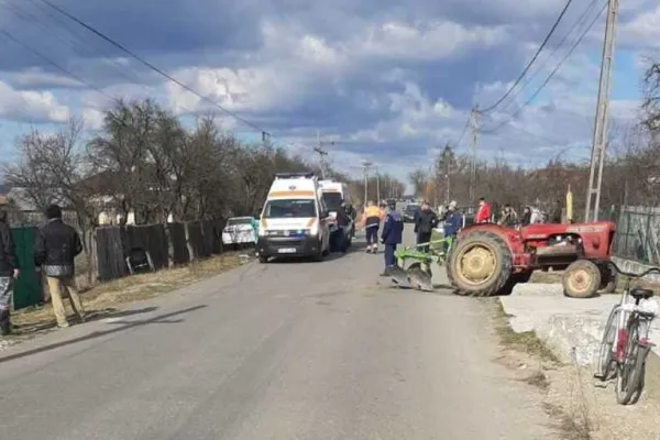Accident grav, în Vâlcea: 3 victime, după impactul violent cu un tractor. Utilajul a ricoșat pe trotuar