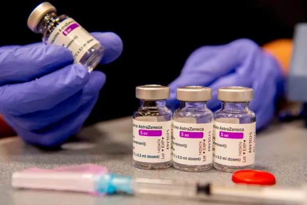 Controverse în jurul vaccinului AstraZeneca. Ministerul Sănătății clarifică eliminarea restricției de vârstă
