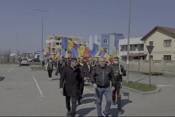 VIDEO | George Simion, în campanie prin centrul orașului Bragadiru. Liderul AUR și simpatizanții nu au respectat nicio restricție