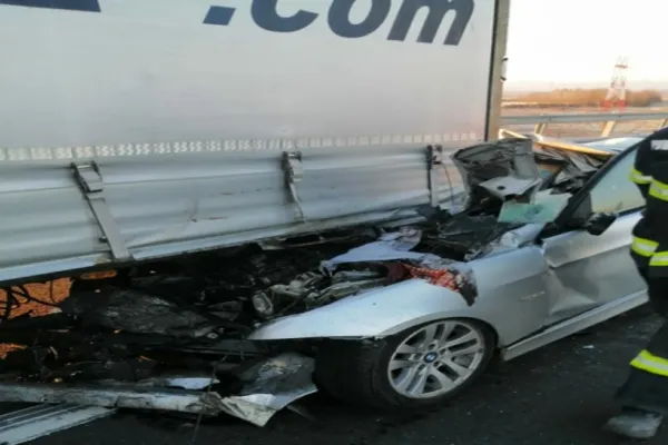 Accident teribil în județul Timiș: mașină strivită sub un TIR, șoferul a murit