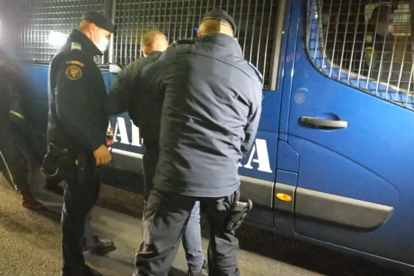 14 dintre manifestanții violenți de la protestele antirestricții din martie, arest la domiciliu