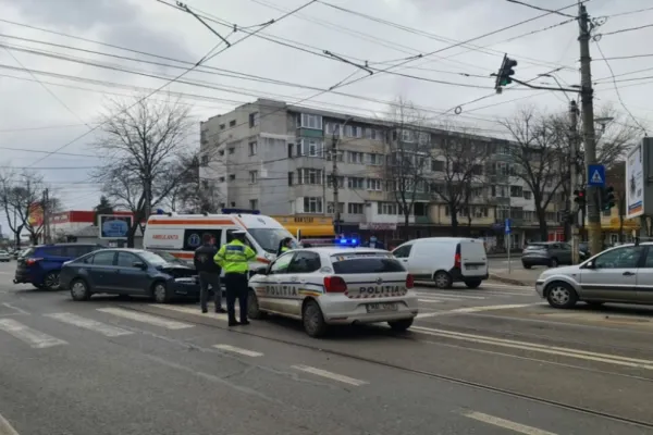 Ambulanță implicată într-un accident, în municipiul Brăila. Circulația tramvaielor, OPRITĂ