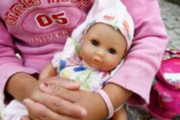 CFR lansează un apel umanitar pentru ajutorarea unei fetițe de 12 ani. Teodora suferă de o afecțiune a coloanei vertebrale care îi pune în pericol sănătatea