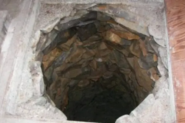 Cumpărase o casă ieftină, dar a descoperit o gaură adâncă în pardoseală. E şocant ce a găsit acolo