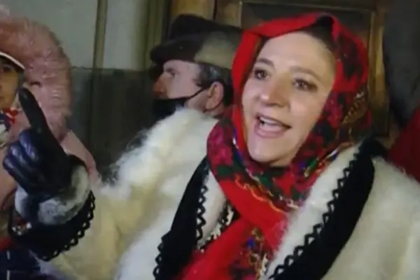 Diana Șoșoacă a chemat oamenii în stradă: „Nu-i lăsați pe acești criminali să vă distrugă tinerețea. Polițiștii sunt complici la crima împotriva poporului” VIDEO
