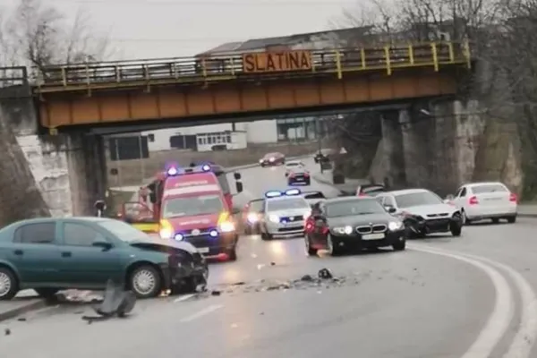 Incident pe șosele: Două mașini, implicate într-un accident rutier, în Slatina