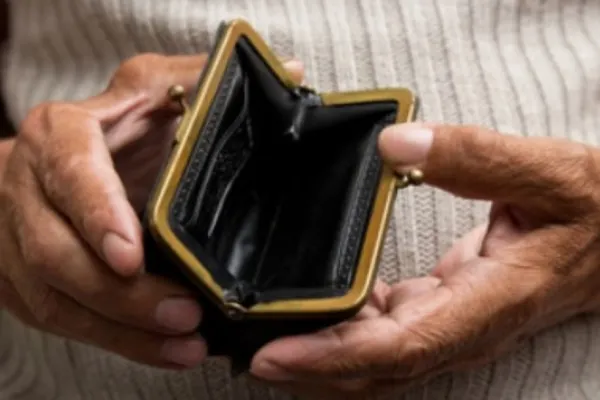 Pensionarii României au ajuns la fundul sacului! Seniorii se împrumută la C.A.R pentru mâncare și medicamente