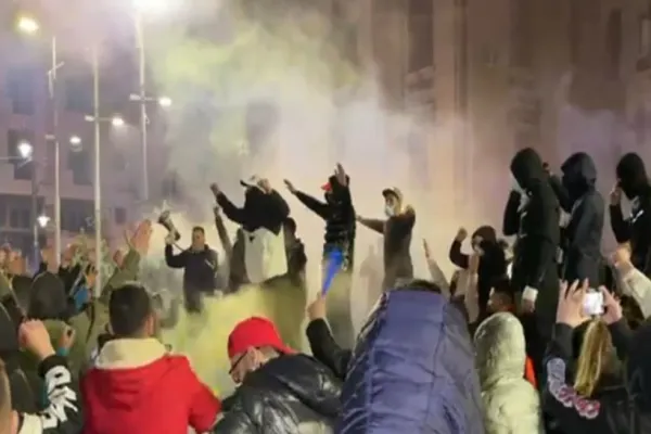 A treia zi de proteste anti-restricții în țară: Regulile - SFIDATE de tineri și minori. TORȚE, fotografii cu Raed Arafat arse, ARME albe, petarde și... lăutari - VIDEO