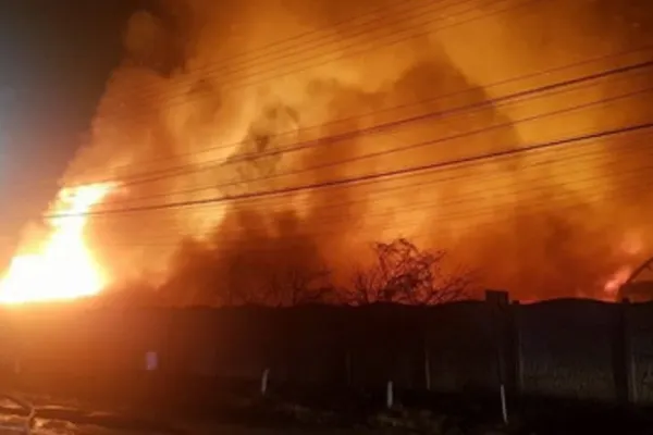 Polițiștii au deschis un DOSAR PENAL în urma incendiului violent din hala petrolieră din Prahova