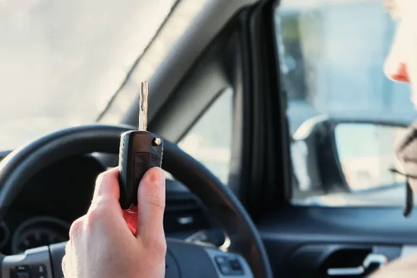 Șofer prins gonind cu 120 km/h. Polițiștii, șocați de ce au găsit la percheziții