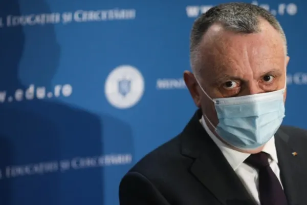 Cîmpeanu: Școlile rămân deschise cel puțin până pe 1 aprilie. Evaluarea Națională, amânată după Bacalaureat