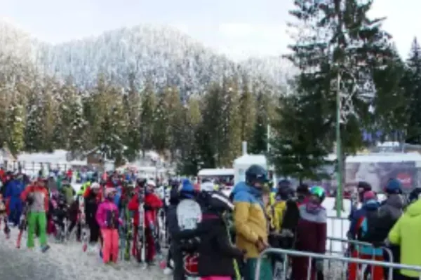 Înghesuială la munte - Turiștii, unul lângă altul, chiar și cu restricții. Ce au decis polițiștii la Poiana Brașov - VIDEO