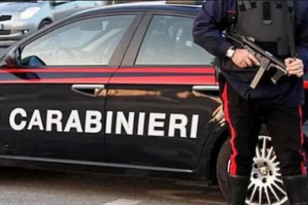 Grupare de români suspectă de mai multe jafuri și tâlhării, arestă în Italia: Infractorii foloseau așa-numita tehnică a "îmbrățișării"