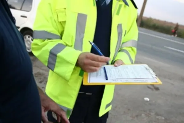 Cu permisul anulat, s-a drept altcineva în fața polițiștilor! Acum este cercetat