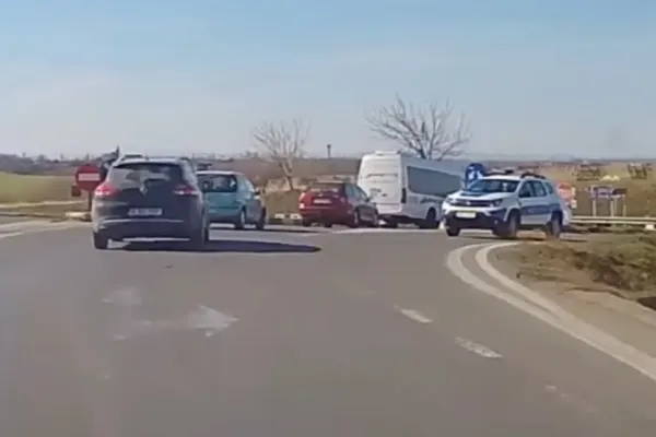 VIDEO Mașină de poliție, filmată în timp ce mergea pe contrasens fără semnale luminoase. Urmarea: Polițistul, amendat, a rămas pieton 2 luni