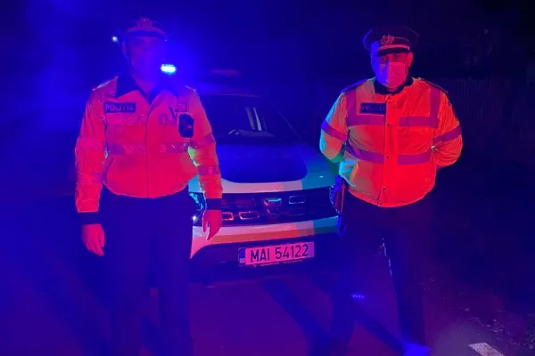 Doi polițiști din Argeș au salvat un bătran din casa aflată în flăcări