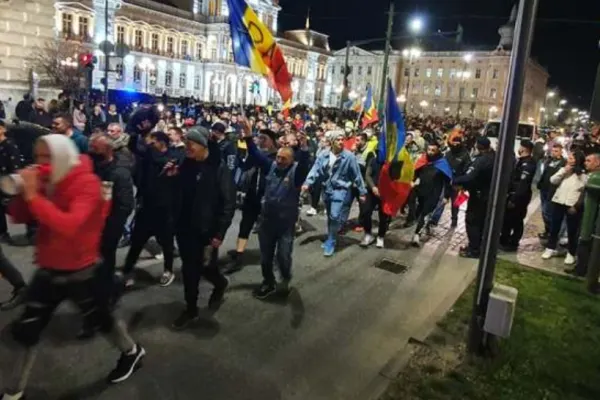 Prezență redusă și reguli IGNORATE în a patra zi de PROTESTE anti-restricții în țară. La Oradea, marș condus de un deputat urmărit penal. În Timișoara nu a ieșit NIMENI - VIDEO