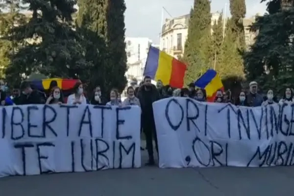 VIDEO Proteste în lanț față de restricțiile COVID. Tensiuni în țară: manifestanți luați pe sus de jandarmi, reguli încălcate TOTAL