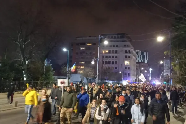 VIDEO + FOTO Noi proteste în Capitală. Manifestanții au protestat în Piața Victoriei și la Palatul Cotroceni