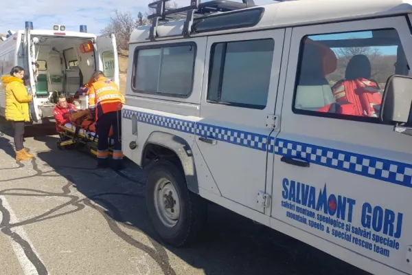 Accident grav la Rânca. O fetiță de 5 ani a căzut de pe acoperișul unei pensiuni. Salvamontiștii au intervenit de urgență